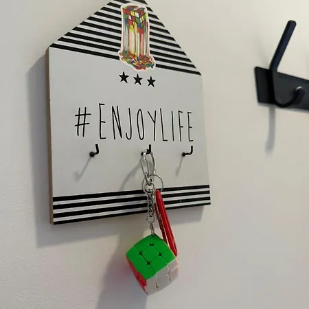 Rubik's Studio, Lovely Americas Адехе